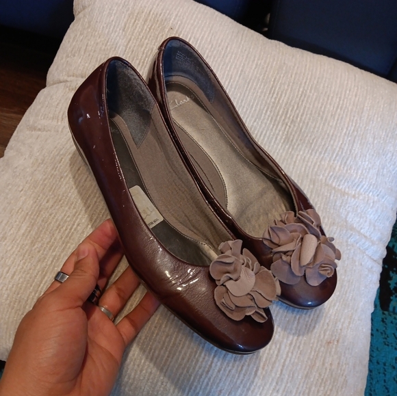 Clarks Women's Brown Flats with Floral Detail Size 9.5 Leather - Picture 2 of 6